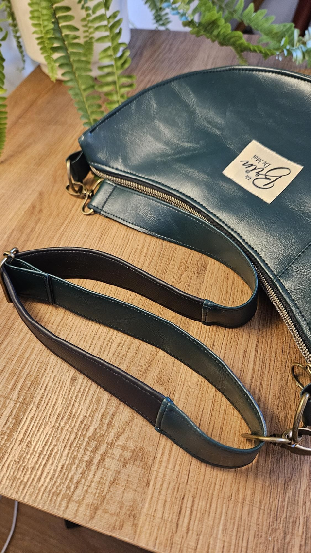 Sac demi-lune en simili cuir vert