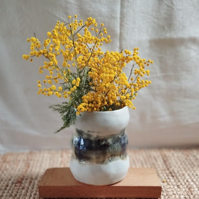 Grand vase ondulé, argile rouge, émail beige avec effets violets 