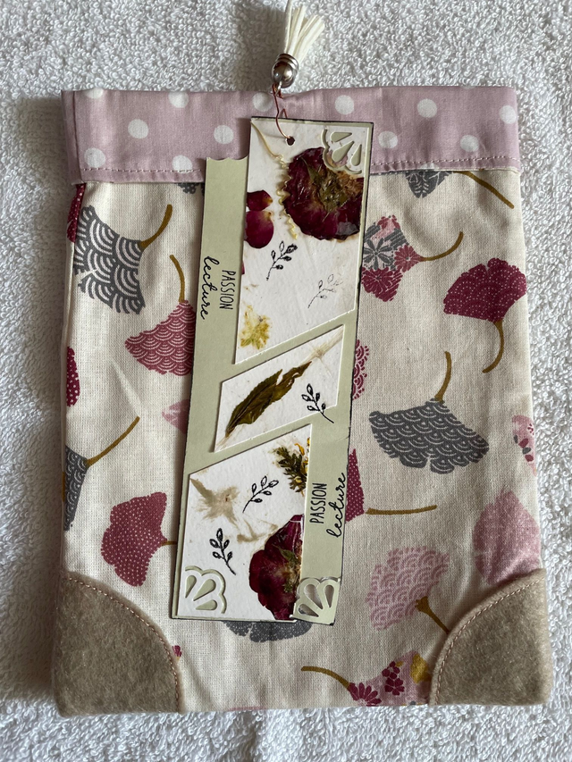 Pochette de livre et son marque-page petit modèle