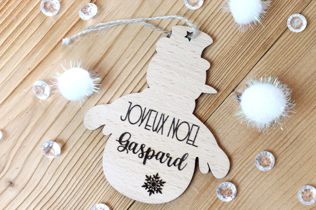 Boule de Noël personnalisée en bois massif - Modèle Bonhomme de Neige Prénom