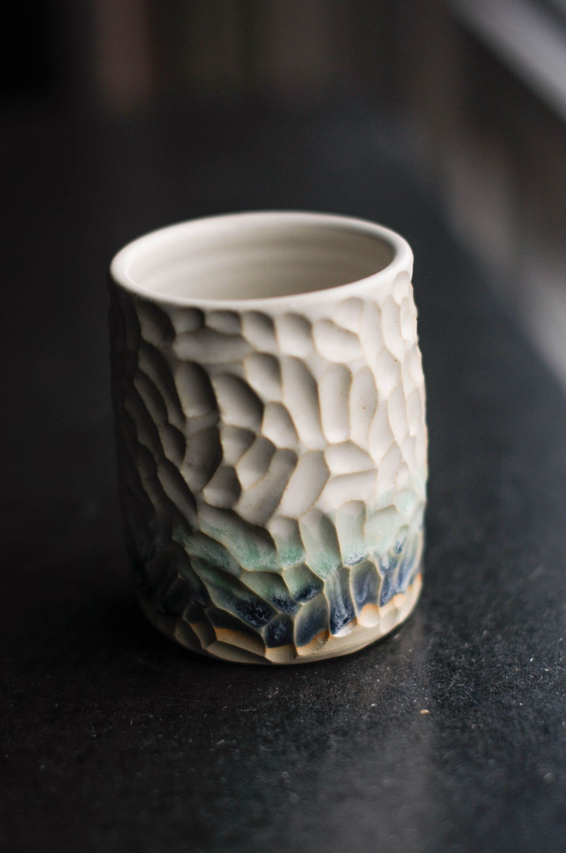 Becher, geschnitzt weiß,blau,grün