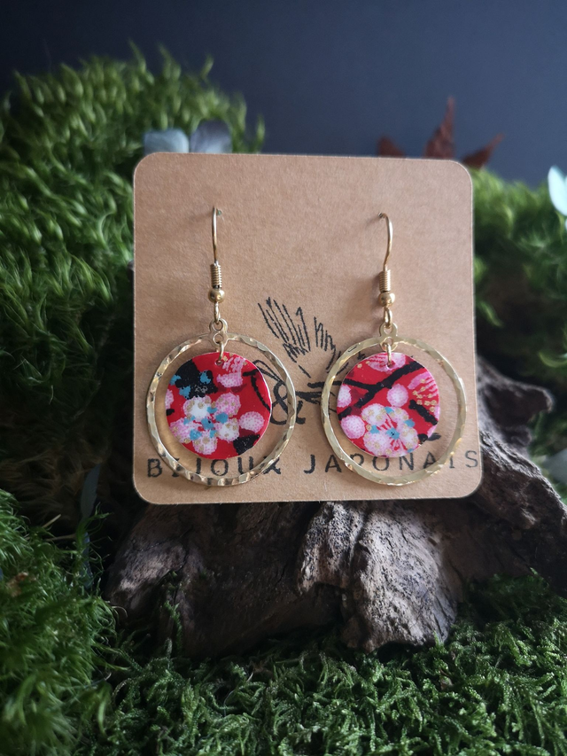 Boucles d'oreilles - crochets - papier washi - fleurs de prunier - laiton - martelé - La&Titia