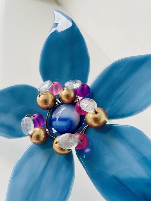 Sierlijke Glazen Lelie - Blauwe Bloemenkunst - Uniek Glasfusing Object voor Buiten & Binnen