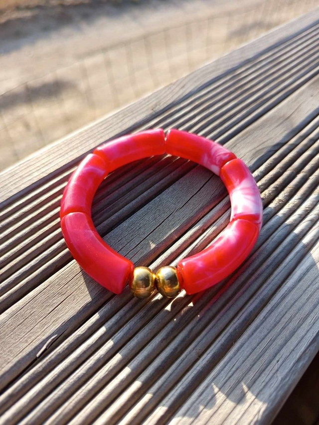 Bracelet perles tubes incurvées acryliques marbrées Khazaana rouge