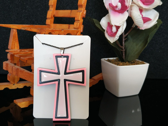 Collier croix duo de rose