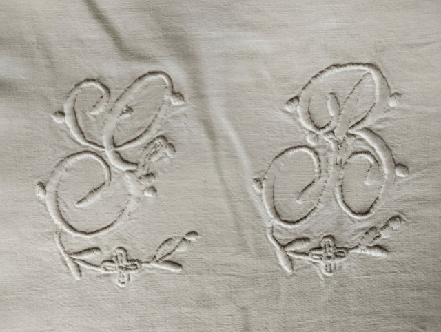 Monogramme GB sur drap ancien