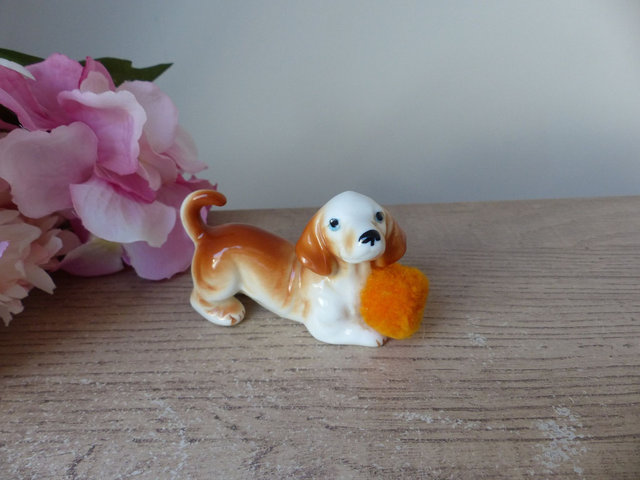 Figurine miniature de chien teckel en céramique avec pompon orange, chien espiègle joueur avec balle, chiot avec boule orange pom pom