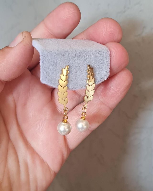 Clous d'oreilles en acier doré Fougère et perle nacré 