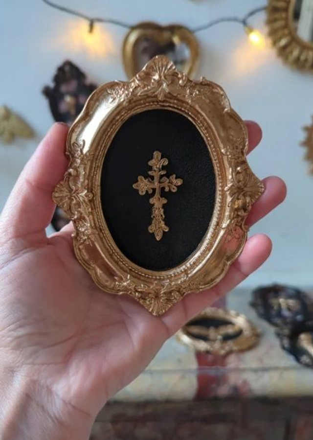 Cadre baroque doré croix