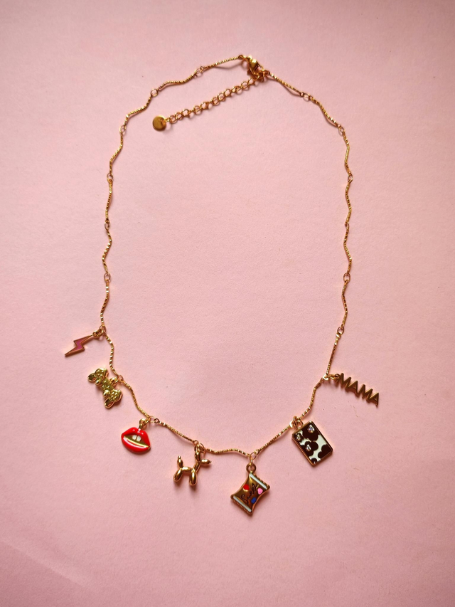 Collier fin ondulé à charms