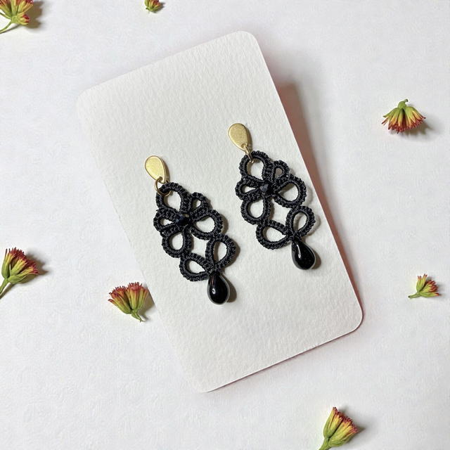 Boucles d'oreilles en dentelle de frivolité et perle noire