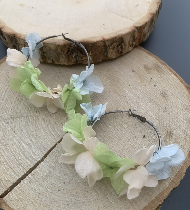 Boucles d&#039;oreilles hortensia / pastel