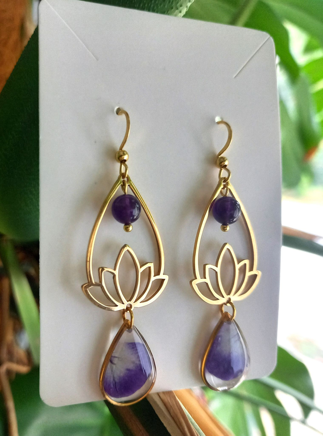 Boucles d'oreilles ∙ doré Lotus goutte de Viola cornuta et perle d'Améthyste