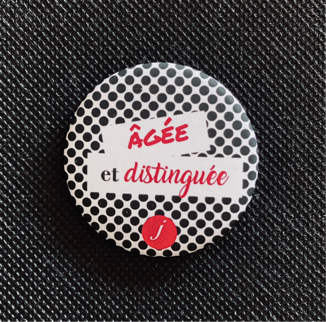 Badge Âgée et Distinguée 