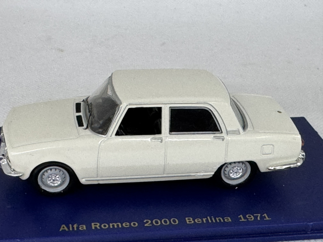 Alfa Romeo 2000 Berlina weiss M4 1:43 Scond Hand Modell