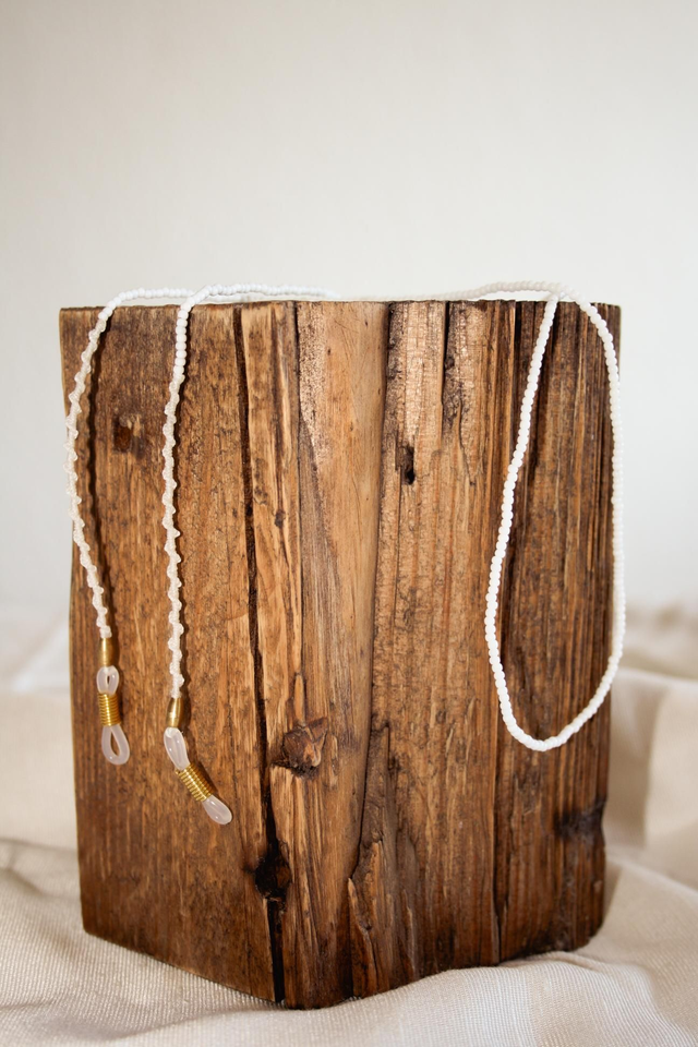 Sommerliche Makramee-Brillenkette mit weißen Rocailles und Spiralknoten - 70cm