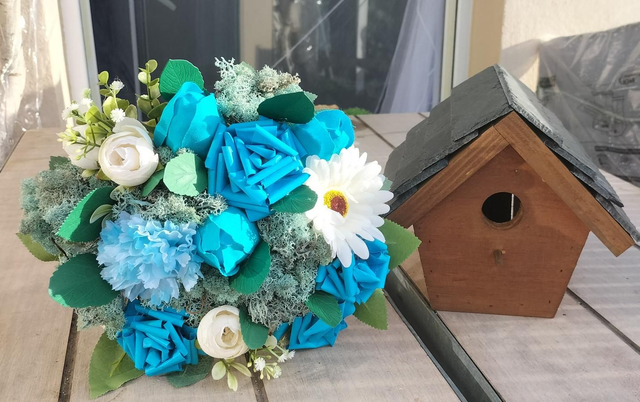 Bouquet rond turquoise éternel semi naturel mousse d'Island ( fleurs ,feuilles papiers tergal)