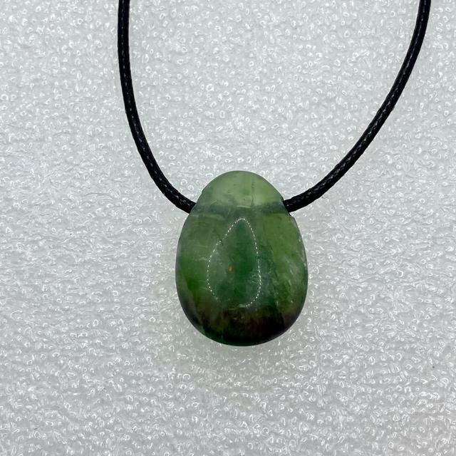 Pendentif Galet en Fluorine – Cordon PU