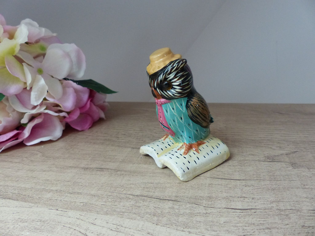 Figurine hibou en céramique sur un livre avec une cravate, oiseau lecteur savant, chouette cadeau enseignant collègue ami étudiant rentrée