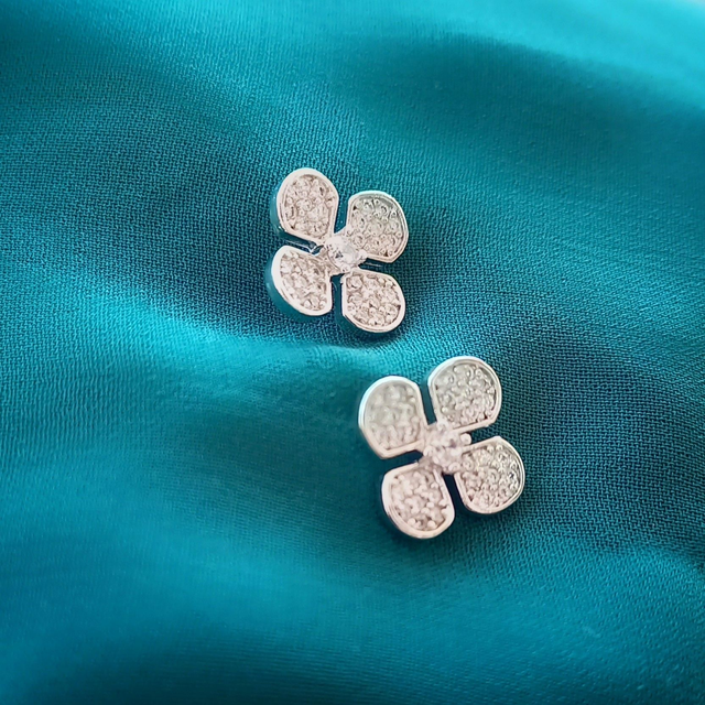 Brinco Trevo Mini Cravejado - Ródio