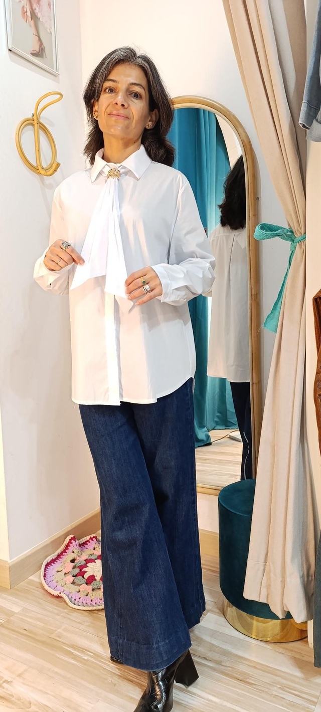 Camisa oversize corbatín joya