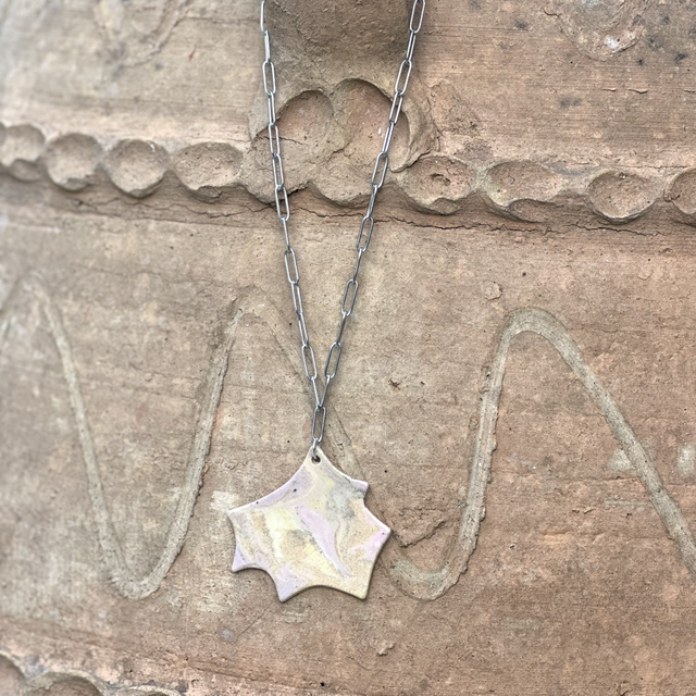 Collier en céramique marbrée rose pâle et jaune fait main– Chaîne en acier inoxydable