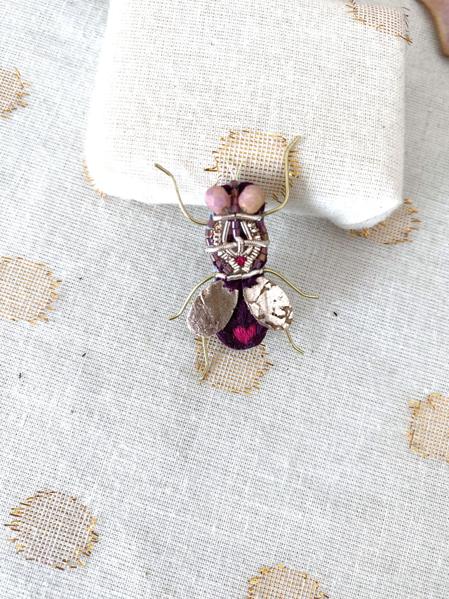 Broche brodée mouche aubergine fuchsia