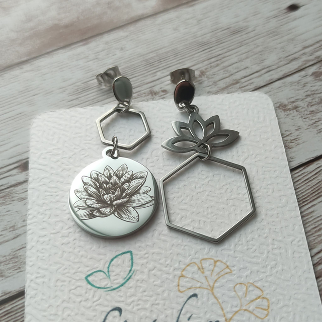 Boucles d&#039;oreilles &quot;Asymétrique&quot; Fleur de Lotus gravée