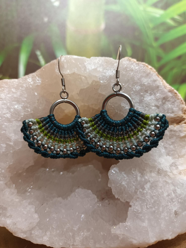 Boucles d&#039;oreilles en micro-macramé