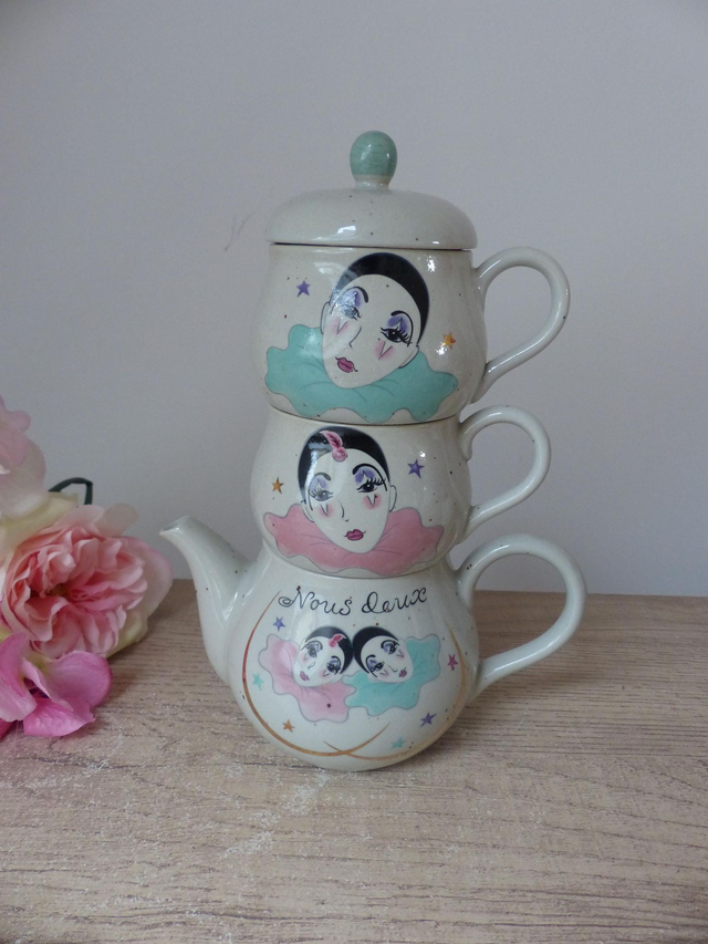 Ensemble Petit-Déjeuner Vintage – Théière et Tasses Empilables Pierrot et Colombine en Grès – Cadeau Romantique pour Couple Nous Deux