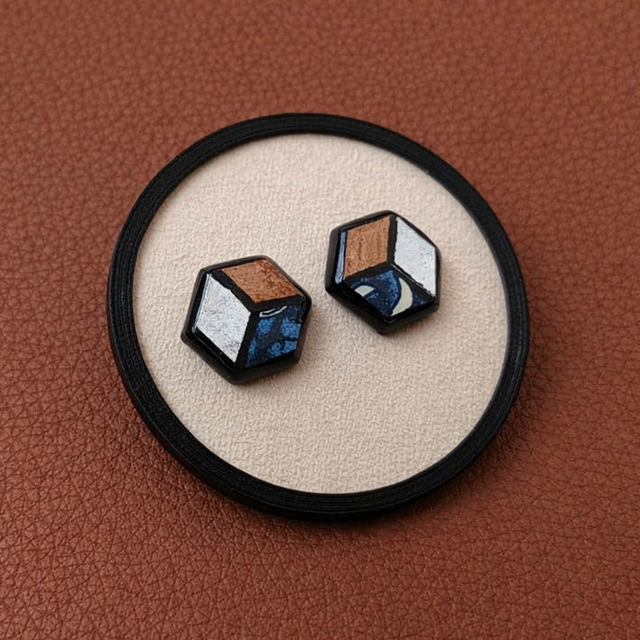 Orecchini a bottone esagonali Arlecchino blu argento