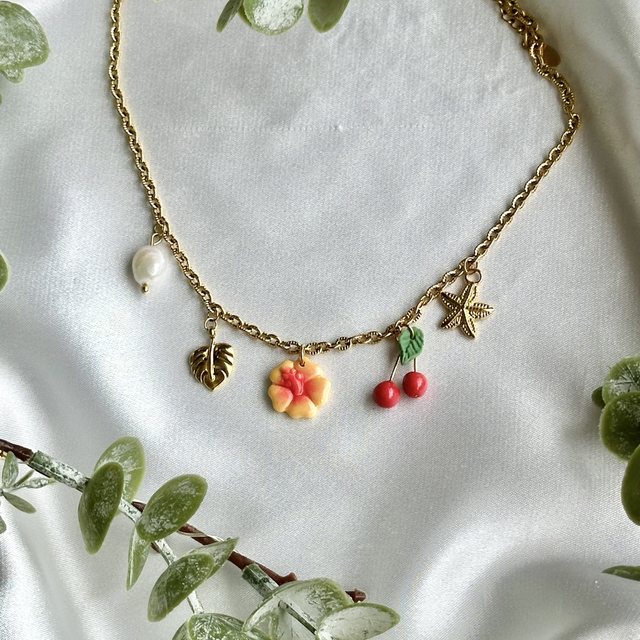 Collier Alina strié doré - 5 breloques 