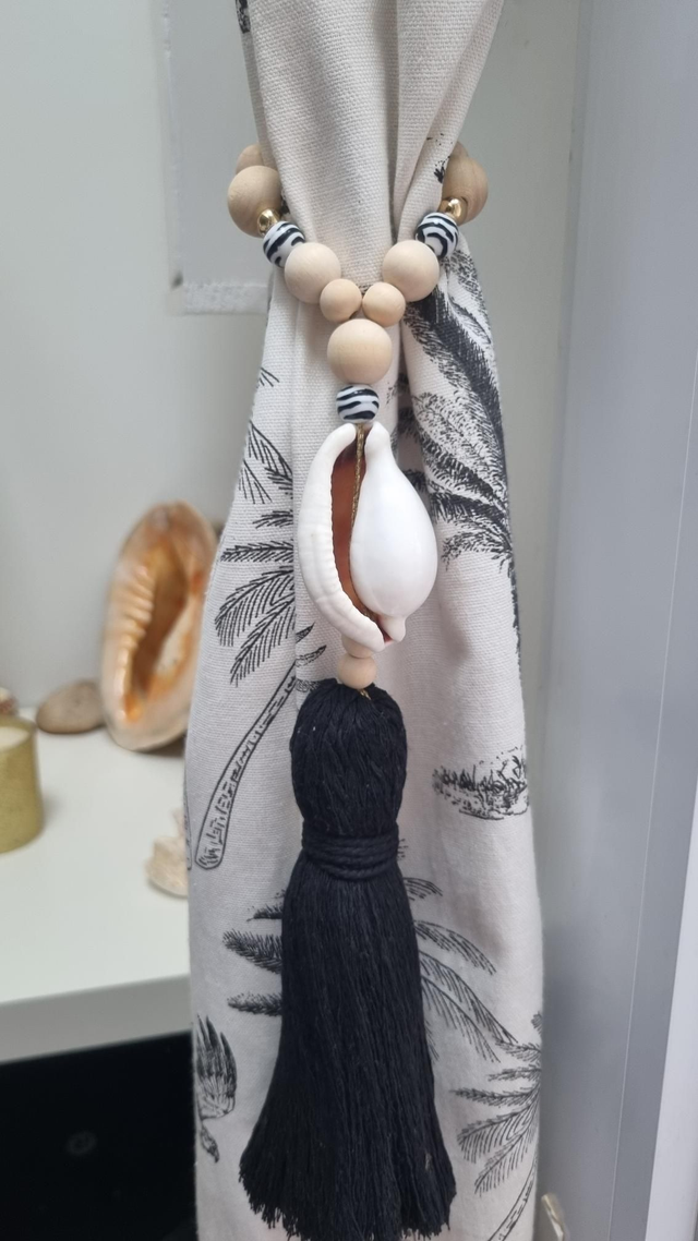 Embrasse coquillage ovula pompon noir 