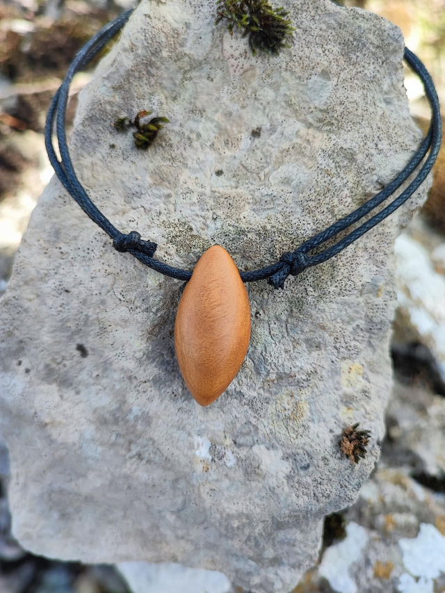 Pendentif en Bois de Noyer Rouge