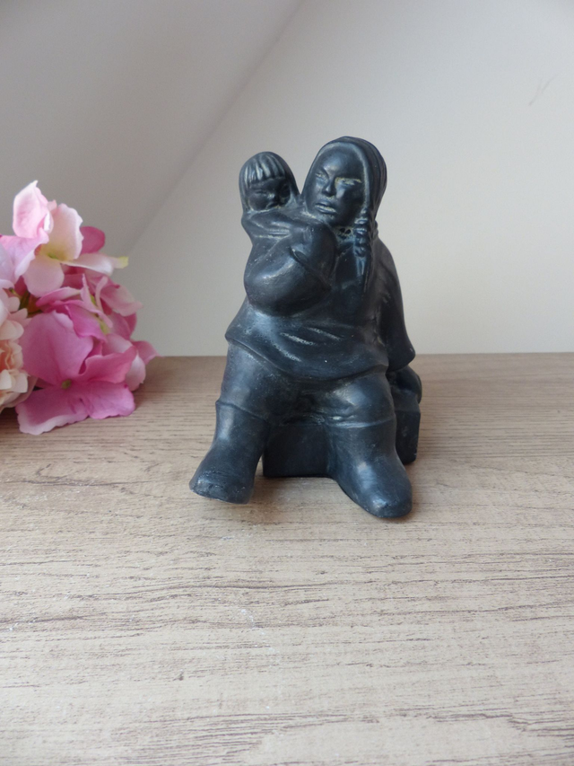 Vintage Sculpture Inuit Esquimau Maman avec son Enfant Canada, Figurine Canadienne en Résine Noire, Cadeau pour une Maman, Soutien, Amour
