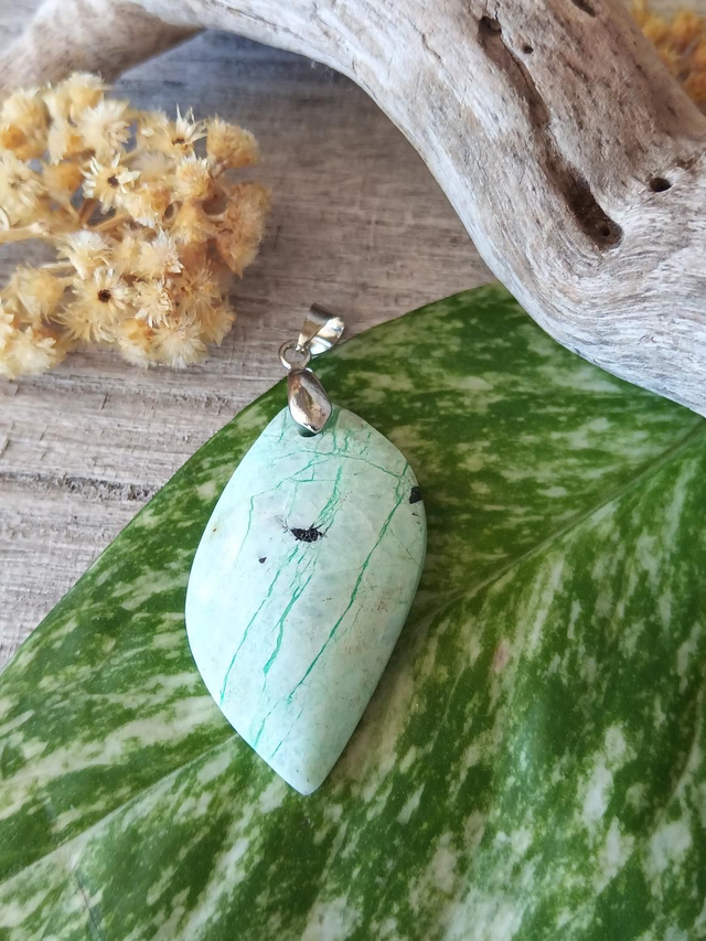 Pendentif Garniérite (Pierre de Lune Verte) 4x2 cm – Énergie et Élégance