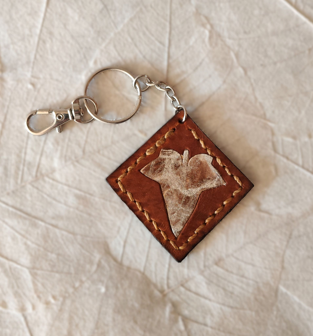 Porte-clé artisanal en cuir – Feuille de lierre argentée