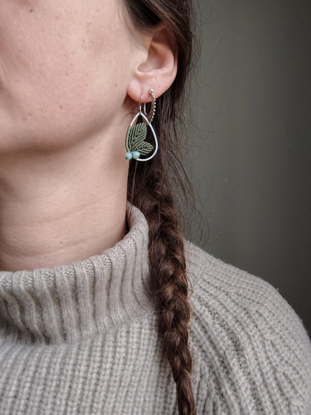 Feuillage suspendu — boucles d'oreilles micro-macramé 