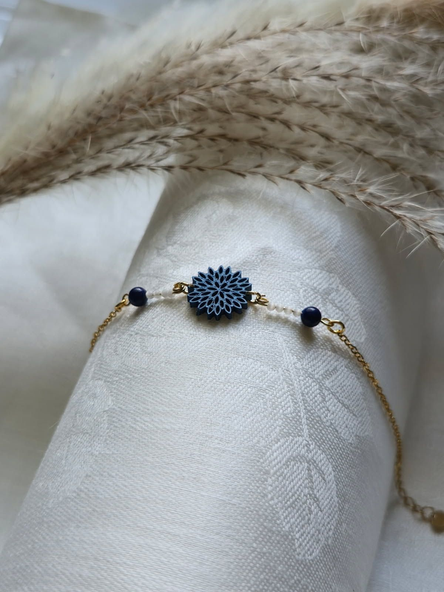 Bracelet "Fleur d’Éclat - Bleu métal & Chaine couleur doré
