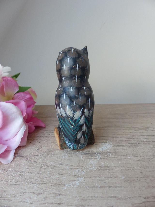 Statuette Chouette en Bois Sculpté – Figurine Vintage Peinte à la Main sur Socle Écorce | Décoration Maison de Campagne, Cottage ou Ferme