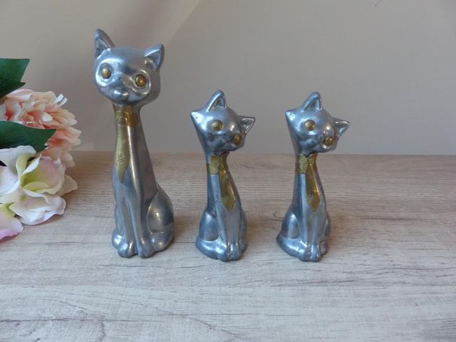 Figurines de Collection – Trois Chats Siamois avec Cravates, Étain et Laiton, Vintage Rare 1940 - Décoration Anciens Chats Hong Kong 1940