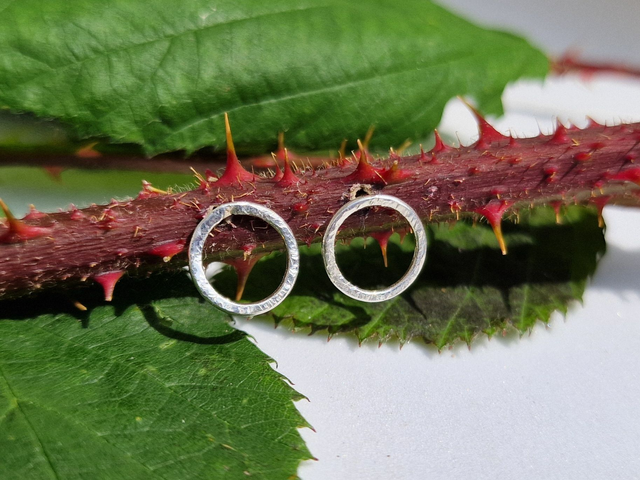 Halo hammered 925 Silver 9mm round ring stud earrings. Butterfly backs. 1 x Pr