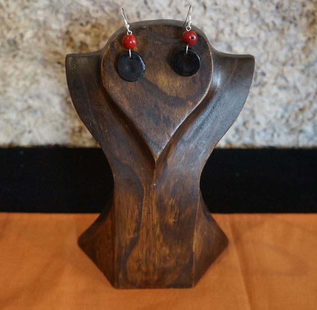 Chips noire avec perle rouge