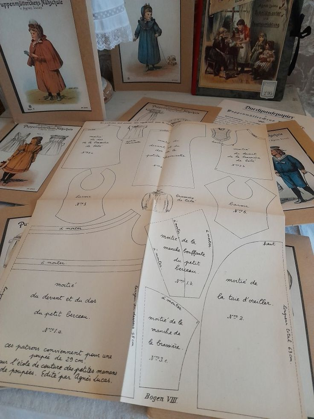 Patrons de poupée Agnès Lucas dans pochette cartonnée illustrée