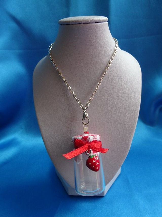 Collier pot de confiture de fraise