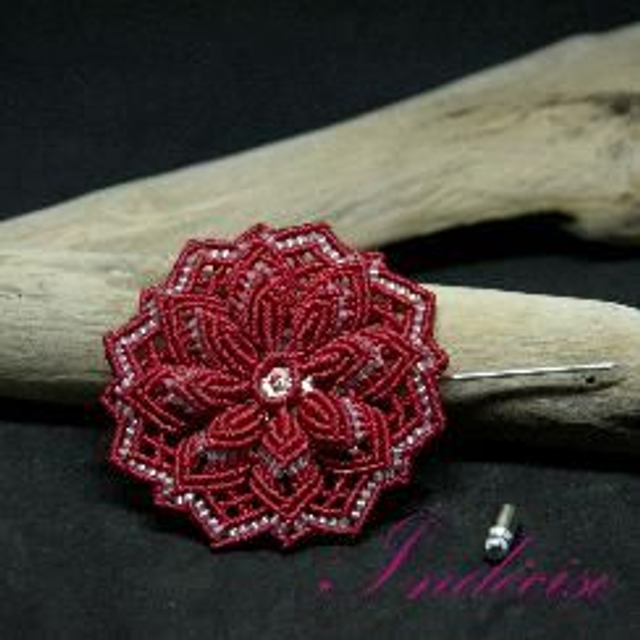 Broche en macramé rouge style mandala