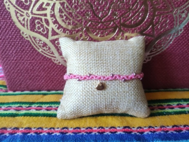 Bracelet rose fluo avec coeur et perles 