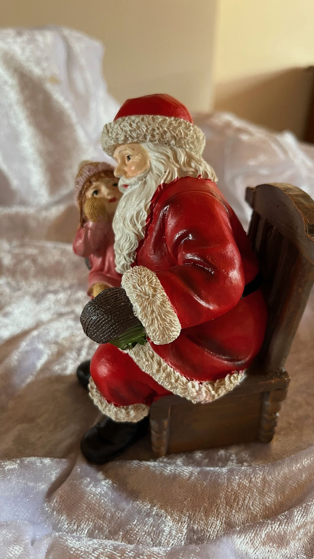 Weihnachtsmann auf Sessel – liebevoll gestaltete Weihnachtsfigur aus Poly