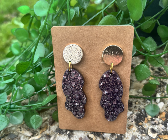Boucles d’oreilles résine doré et violet avec pailletes