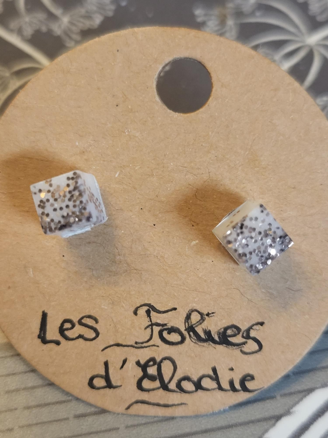 Boucles d&#039;oreilles puce 